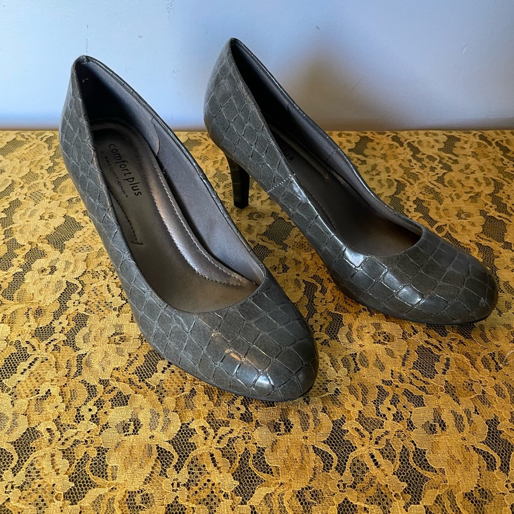 Comfort plus by Predictions Gray Heels, Size 6.5